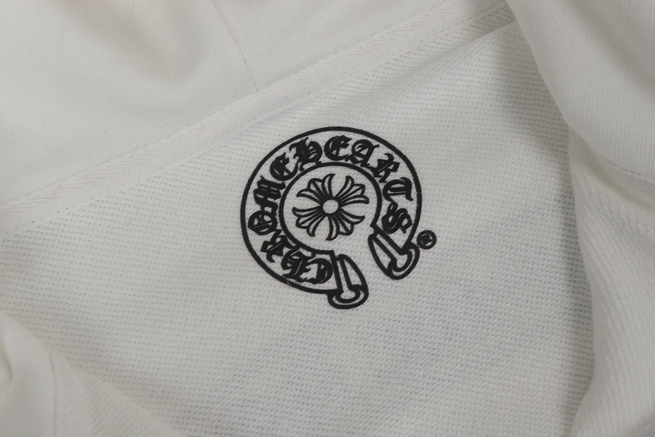 P250 cross-border model, please do not place an order if you are pursuing quality - Chrome Hearts/Chrome Hearts Colorful Cross ✝️ Printed zipper sweatshirt cardigan jacket - High weight, high density and high quality. The wool is soft, delicate and skin-friendly. It feels soft and silky. It has excellent warmth and skin-friendly properties - Custom-woven and dyed, no color difference. No matter the fabric or workmanship details, it beats the ordinary version on the market - Hardware zipper accessories are all customized, full of details - Color: black white -Size: S M L XL